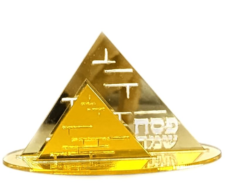 4 קישוטי שולחן פירמידות קטנות זהב