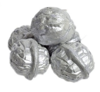 12 אגוזים לקישוט בצבע כסף